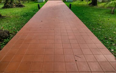 Yeşil çimenli kahverengi fayanslar