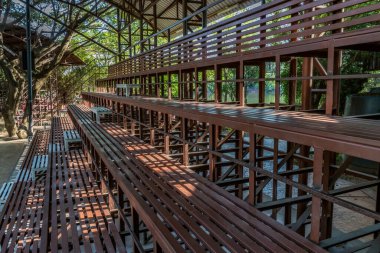 Kahverengi metal tribünün perspektif görüntüsü