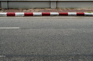 Kırmızı beyaz kaldırımlı beton kaldırım