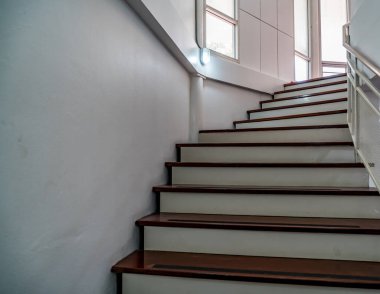 Korkuluklu ahşap merdivenin bir parçası.