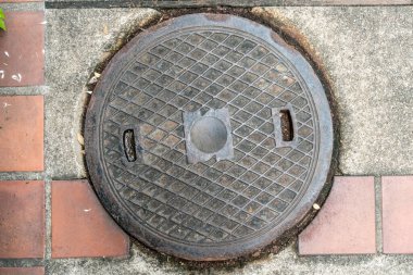 Paslı metal kanal kapağı