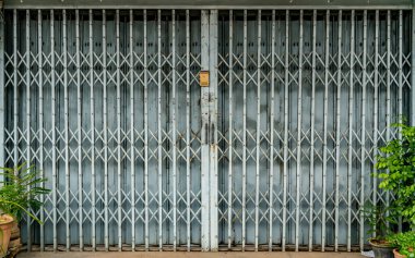 Paslı eski tarz sanayi kepenk kapısı