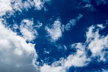 Mavi gökyüzü arkaplanlı beyaz bulut