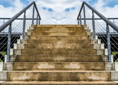 Küçük çakıl desenli merdivenli beton.