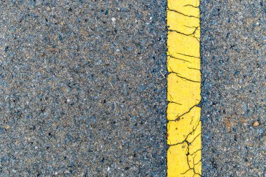 Sarı çizgi desenli asfalt yol