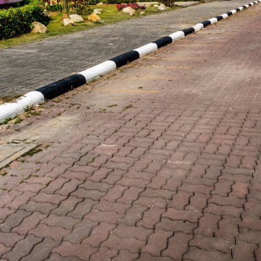 Siyah beyaz kaldırımlı beton blok kaldırım