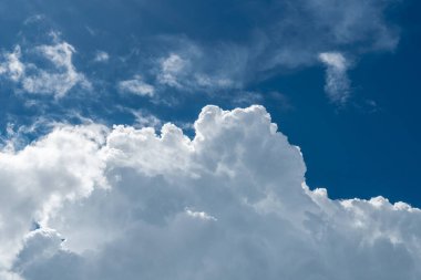 Mavi gökyüzü arkaplanlı beyaz bulut