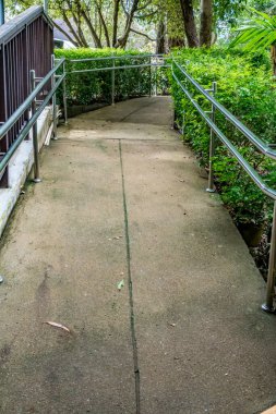 Parkta tekerlekli sandalye için beton rampa