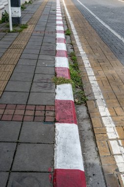 Kırmızı beyaz kaldırımlı beton kaldırım