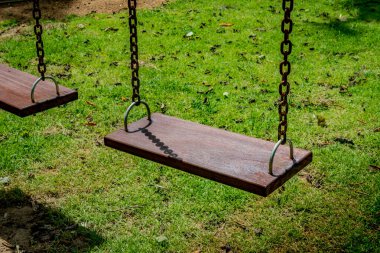 Kahverengi ahşap salıncak parkta