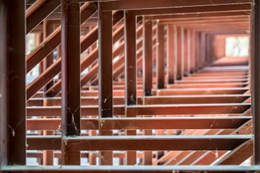 Büyük tezgahın kahverengi çelik yapısı