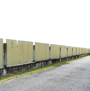 Beton ve kıvrımlı çit perspektifi kırpma yolu ile beyaz arkaplanda izole