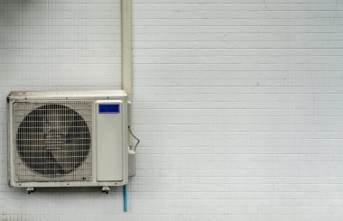 Beyaz duvarda daha yoğun hava durumu