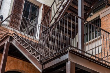 Demiryolu ile siyah elmas desenli metal merdiven