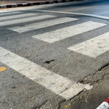 Kaldırımda kırmızı ve beyaz tabelalı asfalt yolda yaya geçidi manzarası