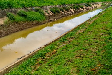 Beton duvarlı sulama kanalı.