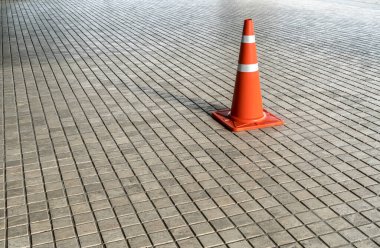 Beton zeminde plastik turuncu koni