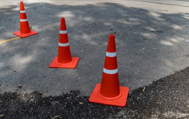 Asfalt yolda plastik turuncu koni