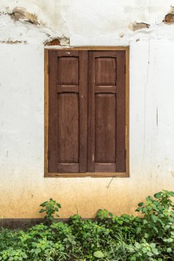 Eski beyaz beton duvarda Pencereler Kapalı