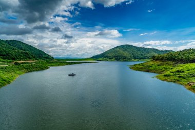 Mavi arka planda dağlı göl