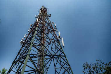Mavi gökyüzü arka planında iletişim kulesi direği