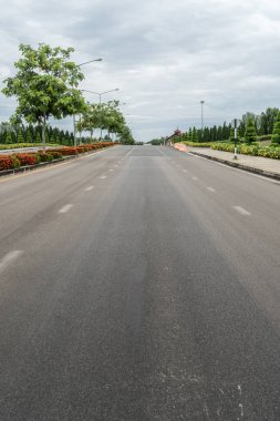 Parktaki asfalt yolda.