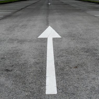Ok işaretli asfalt yol
