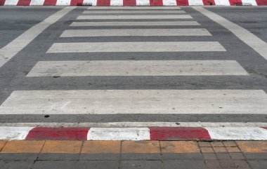 Kaldırımda kırmızı ve beyaz işareti olan asfalt yolda boş yaya geçidi