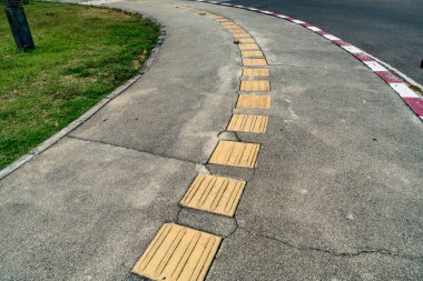 Beton yolda körlemesine engeller için dokunaklı kaldırım
