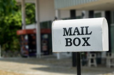 Bulanık arkaplanda beyaz posta kutusu