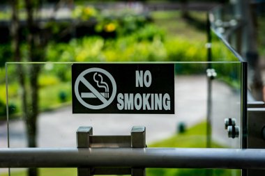 Modern camlarda ve paslanmaz parmaklıklarda sigara içilmiyor.