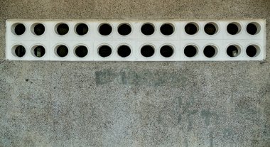 Havalandırma delikli paslı beton çakıl duvarı