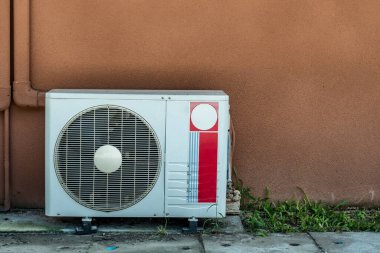 Kahverengi duvarda daha yoğun hava durumu