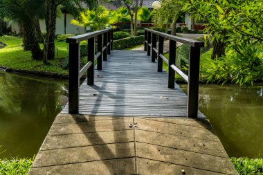 Yol ve ahşap Parktaki küçük ayak köprüsü