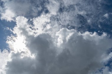 Mavi gökyüzü arkaplanlı kara bulut