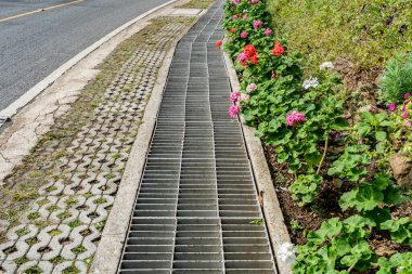 Paslı metal kanal kapağı