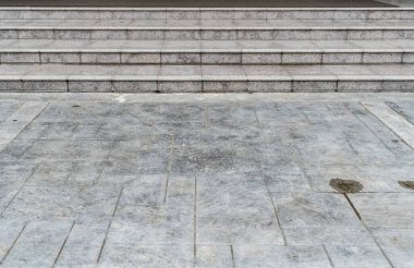 Beton zeminli gri granit merdiven manzarası