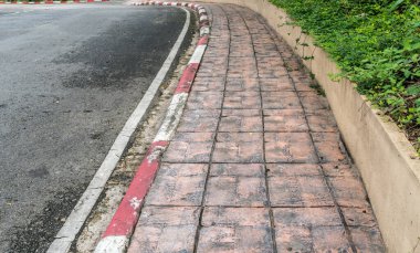 Kırmızı ve beyaz beton kaldırımlı beton kaldırım