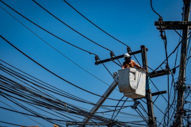 Elektrik direğiyle çalışan adam.