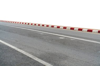 Kırmızı ve beyaz kaldırımlı asfalt yol