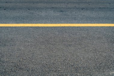 Sarı çizgili asfalt yol
