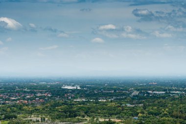 Beyaz bulutlu ve mavi gökyüzü olan kasaba manzarası