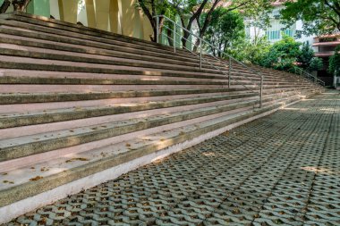 Paslanmaz parmaklıklı beton merdiven perspektifi