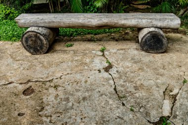 Parkın beton zemininde ahşap park bankında