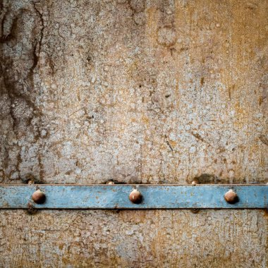 Perçinli paslı metal plaka