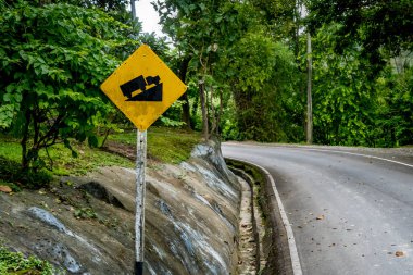 Asfalt yolu ile Dik tepe trafik levhası