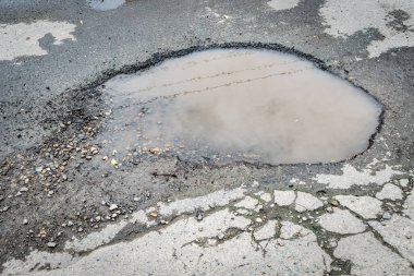 Asfalt yolda çukur