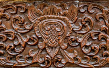 Tapınakta ahşap ustası Tayland klasiği