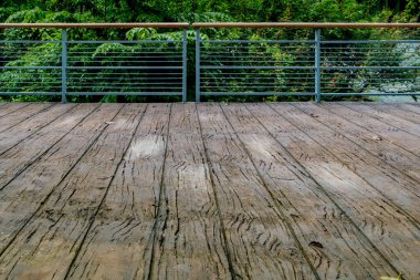 Parkta metal parmaklıklı beton teras.