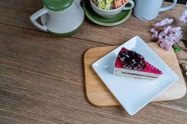 Beyaz seramik tabakta Blueburry keki